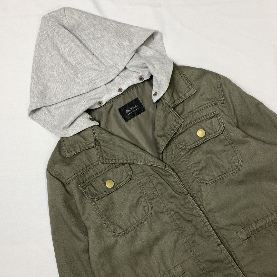 Sky bomber Parka Jacket (Category: Coats, Jackets and Outerwear) located in Baguio. Submitted by been.aged_ph (Listing ID 1455675595, Image 3). Description: 𝚂𝚒𝚣𝚎: fits up to M 𝙳𝚒𝚖𝚎𝚗𝚜𝚒𝚘𝚗𝚜: 21 x 27 𝙲𝚘𝚗𝚍𝚒𝚝𝚒𝚘𝚗: Very Good 𝙸𝚜𝚜𝚞𝚎: none Model Height: 5' 7" .