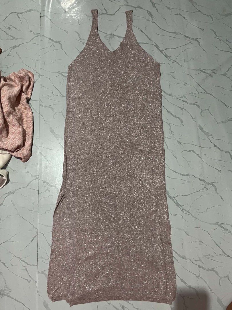 Sleeveless knitted slit dress (Category: Dresses) located in Quezon City. Submitted by _breentineee (Listing ID 1455839048, Image 2). Description: Sleeveless kniited slit dress Soft knitted Size L to XL stretchy Perfect for event Loc. Feria Road Matandang Balara Q.C .