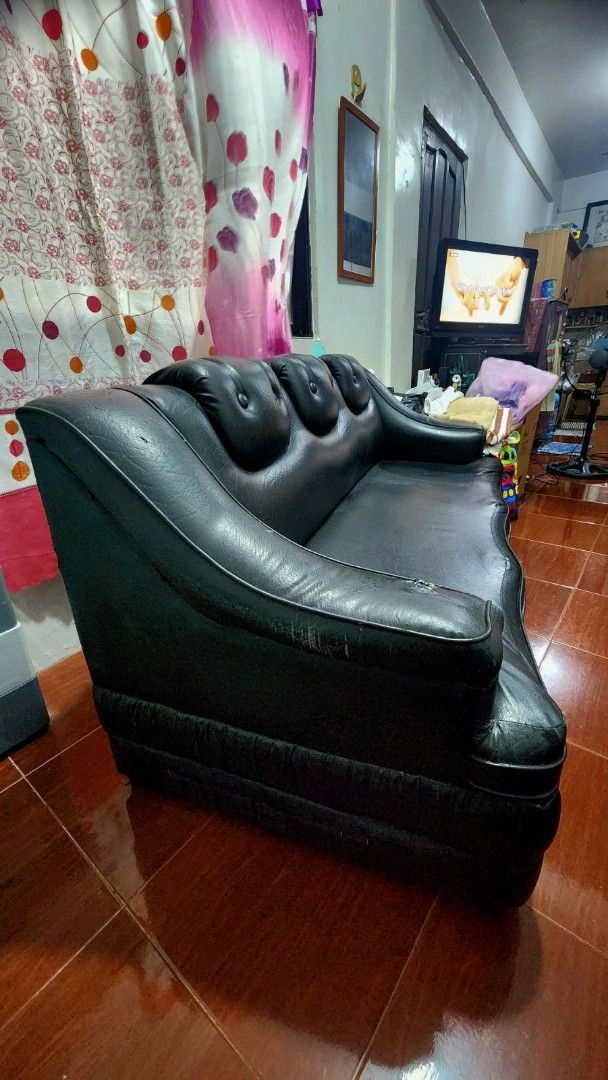 Sofa (Category: Sofas) located in Manila. Submitted by lhonsparun55302 (Listing ID 1455681177, Image 3). Description: 🛋️ FOR SALE: 3-Seater Sofa – ₱3,500 ONLY! ✔️ Maayos pa at matibay ✔️ Malambot at komportable upuan ✔️ Elegant black leatherette design ✔️ May isang maliit na damage lang sa gilid (kita sa picture), pero hindi nakakaapekto sa gamit. 💰 Price: ₱3,500 (Negotiable nang kaunti sa sure buyer) 📍 PM sa interested. First to reserve, firs