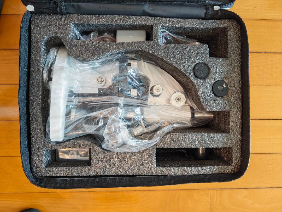 Student microscope （分類：益智學習玩具）位於 Hong Kong。 由 luckyturtle.0de5dd 提交（商品編號 1455765446，圖片 5）。簡介： - Student microscope with carrying case - Comes with a variety of accessories: slides, cover slips, specimen stains, tweezers, and more - Ideal for educational purposes and young explorers - Durable construction for regular use - Ready for immediate use and discovery。