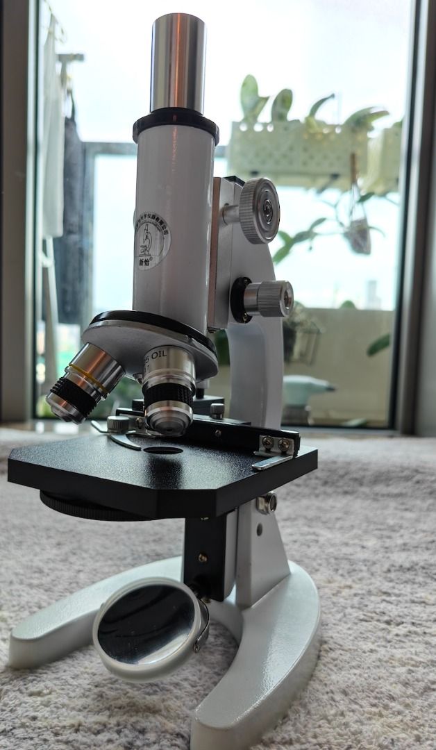 Student microscope （分類：益智學習玩具）位於 Hong Kong。 由 luckyturtle.0de5dd 提交（商品編號 1455765446，圖片 6）。簡介： - Student microscope with carrying case - Comes with a variety of accessories: slides, cover slips, specimen stains, tweezers, and more - Ideal for educational purposes and young explorers - Durable construction for regular use - Ready for immediate use and discovery。