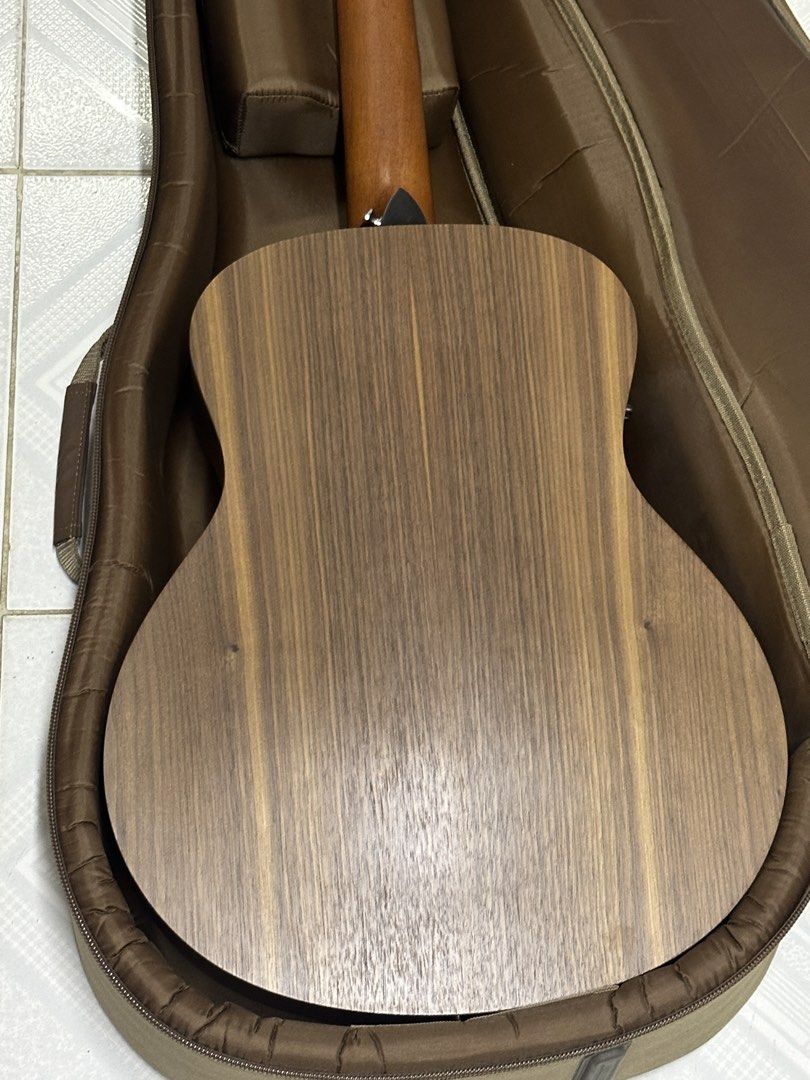 Taylor gs mini walnut e （分類：樂器）位於 Hong Kong。 由 skyflyingv 提交（商品編號 1455831765，圖片 2）。簡介： Taylor gs mini walnut e 可插電，整體新淨冇明顯花，連原裝袋$2900。