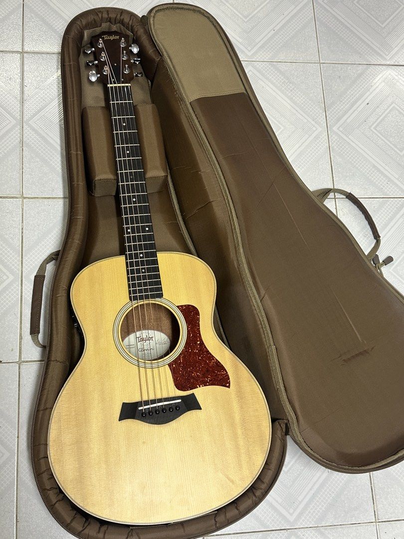 Taylor gs mini walnut e （分類：樂器）位於 Hong Kong。 由 skyflyingv 提交（商品編號 1455831765，圖片 1）。簡介： Taylor gs mini walnut e 可插電，整體新淨冇明顯花，連原裝袋$2900。