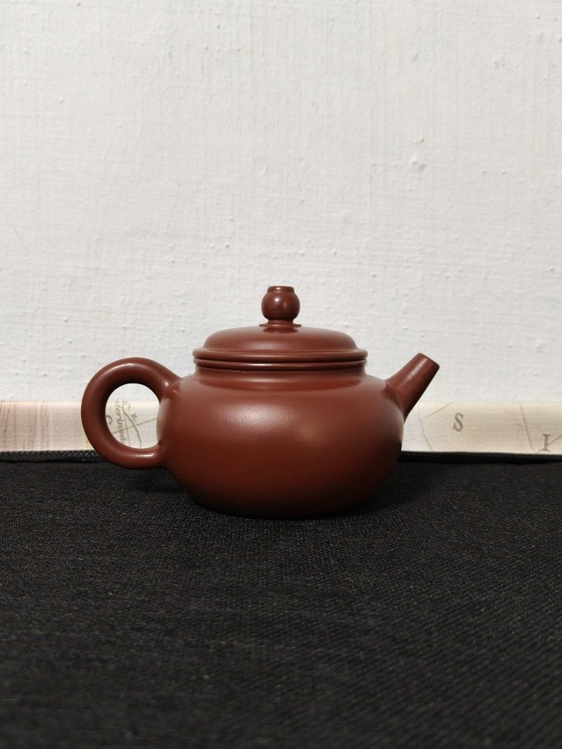 Teapot (Category: Coffee & Tea Tableware) located in Singapore. Submitted by gym_2020 (Listing ID 1455806708, Image 3). Description: Item in good condition! Size: 14,cm x H10cm.