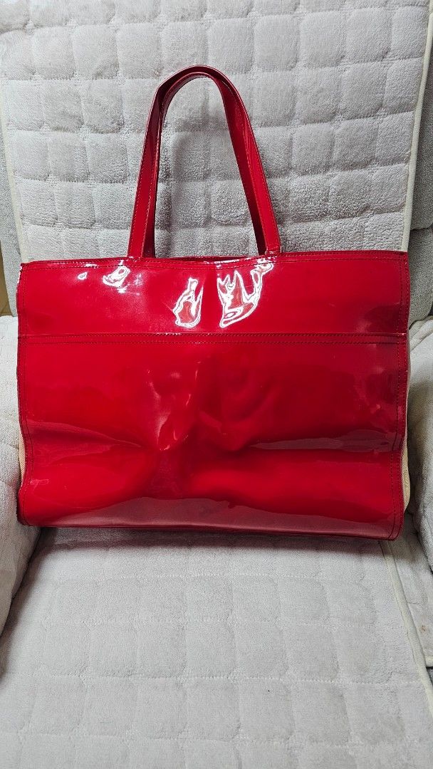 Tory Burch Red Patent Leather Tote Bag (Category: Luxury Bags & Wallets) located in Quezon City. Submitted by jollythrift (Listing ID 1455687561, Image 2). Description: This authentic Tory Burch tote bag in red is a stylish accessory for any occasion. With a rectangular shape and double handles, magnetic closures this bag is perfect for travel, workwear or casual use. The exterior is made of high-quality leather with a glossy finish and the iconi