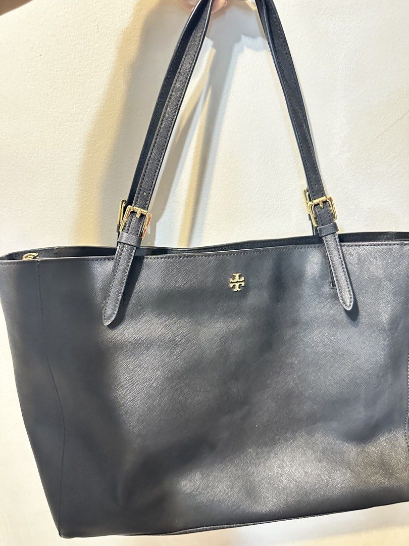 Tory Burch Robinson Black Leather Tote Bag (Category: Luxury Bags & Wallets) located in Quezon City. Submitted by whengaloolu (Listing ID 1455694359, Image 1). Description: - Classic black Tory Burch large tote bag - Genuine saffiano leather exterior - L-45cm H-27cm - with signs of usage - Jelly tag made in vietnam.