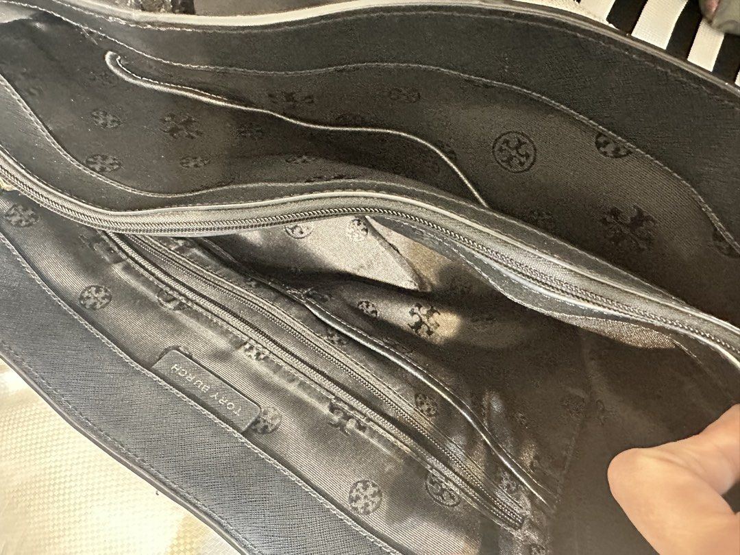 Tory Burch Robinson Black Leather Tote Bag (Category: Luxury Bags & Wallets) located in Quezon City. Submitted by whengaloolu (Listing ID 1455694359, Image 2). Description: - Classic black Tory Burch large tote bag - Genuine saffiano leather exterior - L-45cm H-27cm - with signs of usage - Jelly tag made in vietnam.