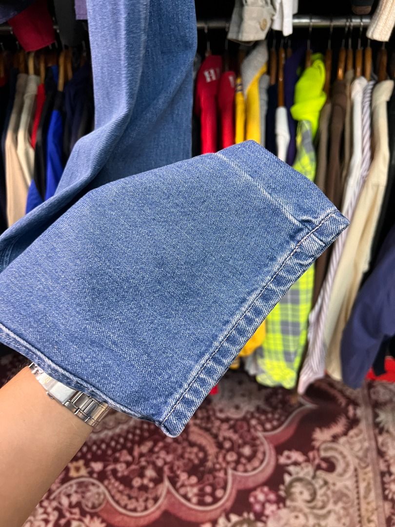 Uniqlo Blue Straight Cut Jeans (Category: Jeans) located in Baguio. Submitted by marcusmartin2600 (Listing ID 1455722211, Image 3). Description: Size: Small on tag Condition: Excellent 📏 Measurement via Tape Measure (in inches): Waist Circumference: 31” Length: 39.5” leg opening: 8.5” Inseam: 28” Front rise: 14” Back rise: 15”.