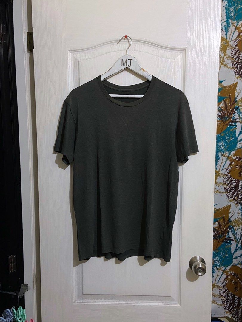 UNIQLO COTTON DARK GREY TSHIRT (Category: Tshirts & Polo Shirts ) located in Cavite. Submitted by seppp22 (Listing ID 1455694985, Image 1). Description: Authentic Legit Size:L-XL Dimes:23x27 Color Rate:9/10 Condition:Well Used condition Mine for Only:109 Pesos Needs Wash/Signs Of Usage Can ship Luzon,Visayas, And Mindanao Thru J&T, Payment First(Gcash) Lalamove(Cod/Gcash) Meetup My Location:Lancaster,General Trias,Cavite.