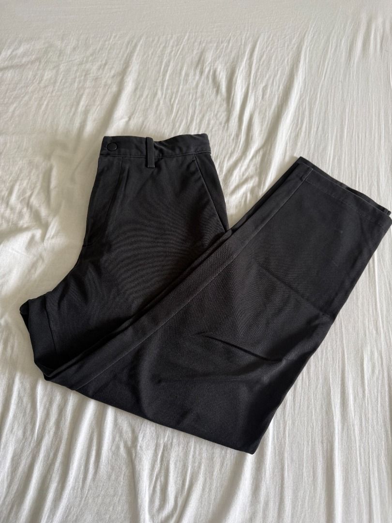UNIQLO Smart Ankle Pants (Black) (Category: Trousers) located in Pasig City. Submitted by lyle.archive (Listing ID 1455727051, Image 2). Description: Decluttering: UNIQLO Smart Ankle Pants (Black) Price: 495 Size: S Usage: Well used Via GrabExpress or Lalamove from Ugong, Pasig (SF by buyer).