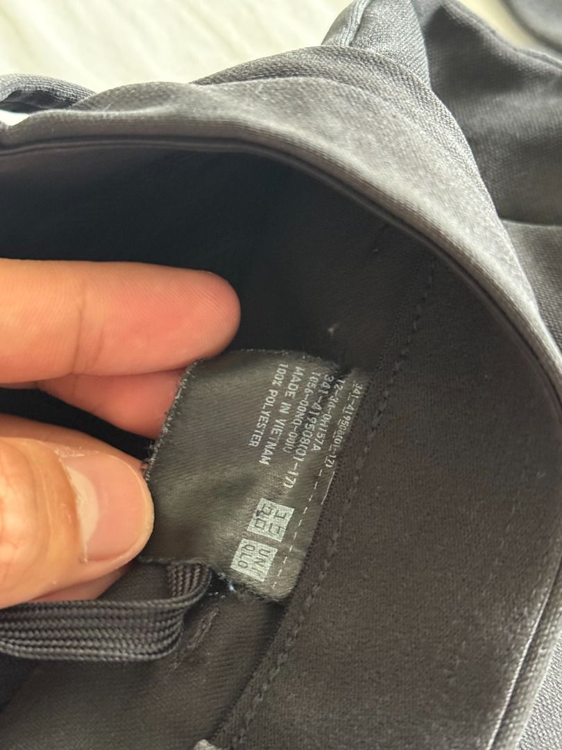 UNIQLO Smart Ankle Pants (Black) (Category: Trousers) located in Pasig City. Submitted by lyle.archive (Listing ID 1455727051, Image 3). Description: Decluttering: UNIQLO Smart Ankle Pants (Black) Price: 495 Size: S Usage: Well used Via GrabExpress or Lalamove from Ugong, Pasig (SF by buyer).