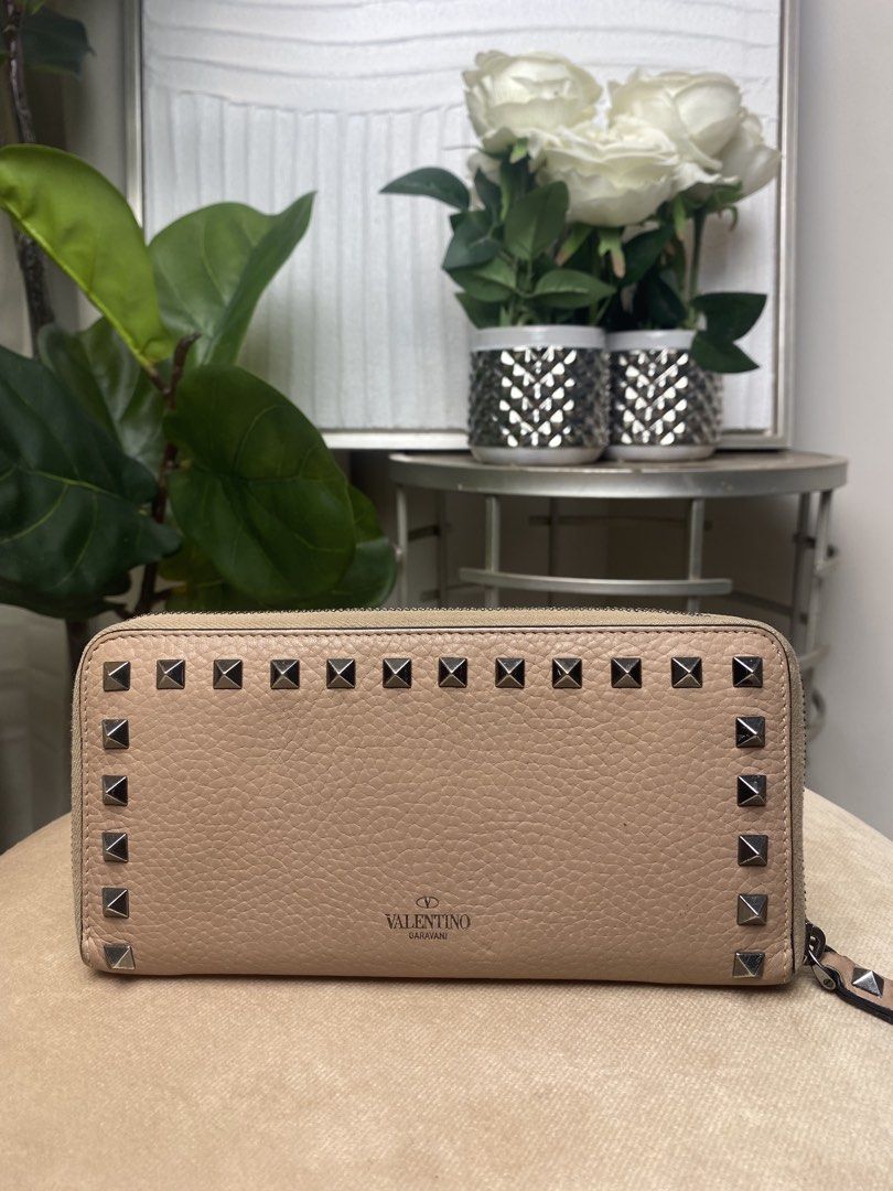 Valentino Garavani Rockstud Wallet (Category: Luxury Bags & Wallets) located in Iloilo. Submitted by eliseohana (Listing ID 1416684287, Image 1). Description: .