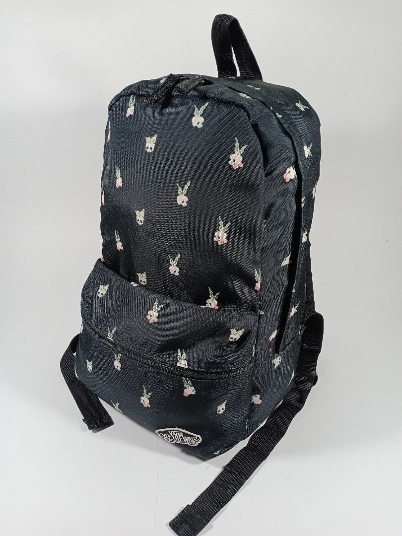 VANS oldskool backpack small (Category: Backpacks) located in Pasig City. Submitted by game.breaker666 (Listing ID 1455851484, Image 3). Description: VANS oldskool bacpack (small) ✅ Guaranteed authentic/ legit 💯 ✅ Condition: Used in good/ as is condition ✅ All pictures posted are actual photos of the item being sold. Will not entertain buyers asking for "actual photos" again. Thank you. Price: 350 (firm/ last price) 👉Auto PASS to any Last Price