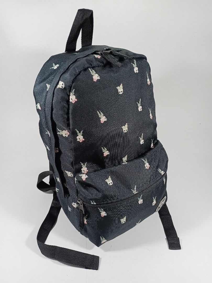 VANS oldskool backpack small (Category: Backpacks) located in Pasig City. Submitted by game.breaker666 (Listing ID 1455851484, Image 2). Description: VANS oldskool bacpack (small) ✅ Guaranteed authentic/ legit 💯 ✅ Condition: Used in good/ as is condition ✅ All pictures posted are actual photos of the item being sold. Will not entertain buyers asking for "actual photos" again. Thank you. Price: 350 (firm/ last price) 👉Auto PASS to any Last Price