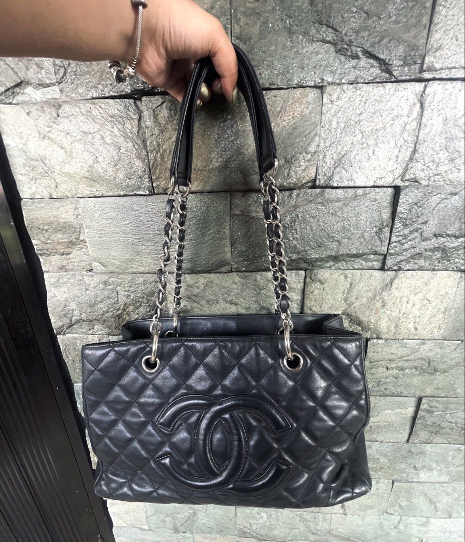 Vintage Chanel Bag (Category: Luxury Bags & Wallets) located in Trece Martires City. Submitted by justprelovedx (Listing ID 1455697719, Image 1). Description: - Vintage Chanel Shoulder Bag - Color: Black - Material: Genuine Leather - Iconic Quilted Design with CC Logo - Silver Chain Straps - Interior Compartments - Good Pre-loved Condition -No Code.