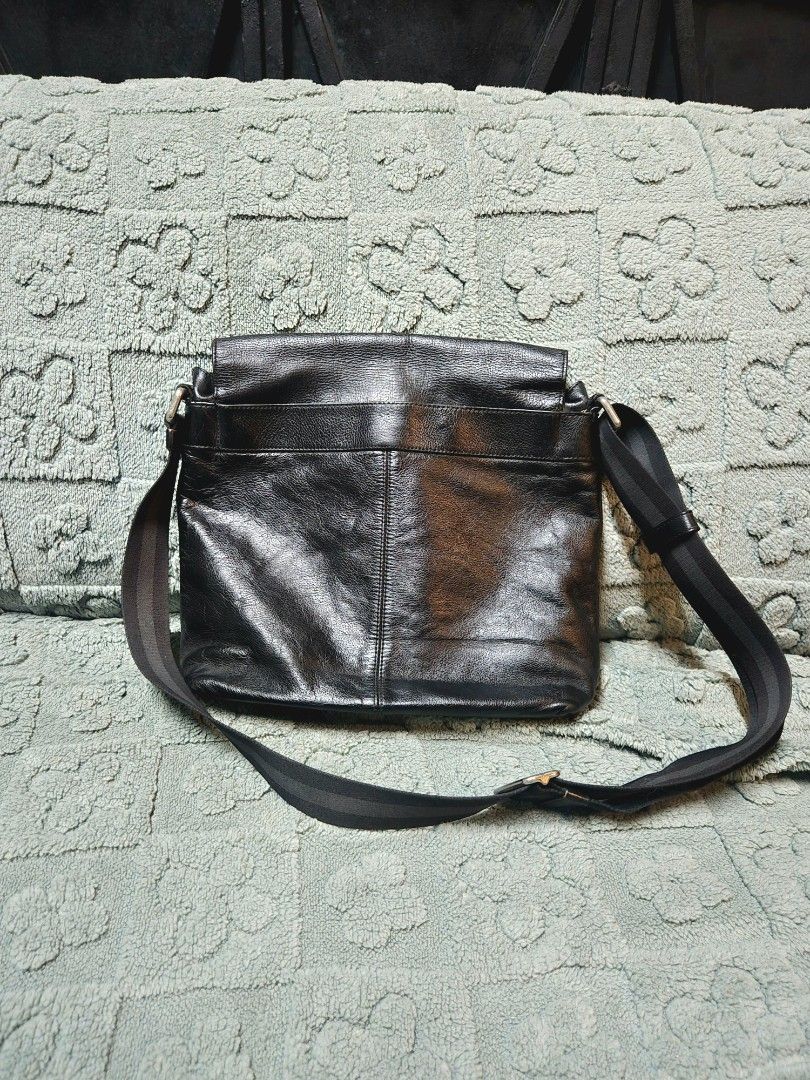 Vintage Coach Messenger Bag (Category: Luxury Bags & Wallets) located in Manila. Submitted by oki.ukay (Listing ID 1455785043, Image 3). Description: -has a minimal flaw inside (refer to photo) -size on the photo -location: san andres manila -fix price na po so pm for sure miners only pls 🙏.
