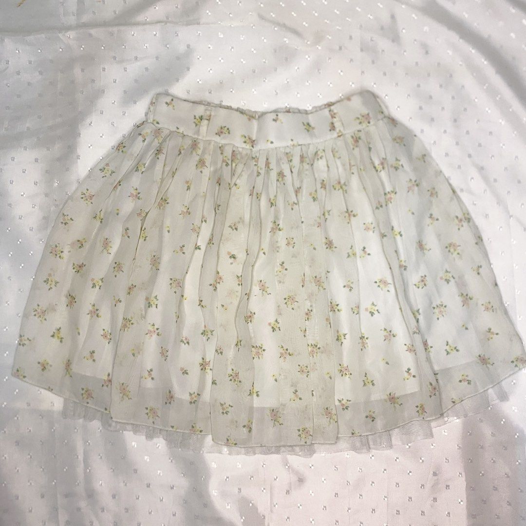 White Floral Mesh Layered Skirt (Category: Skirts) located in Manila. Submitted by chiaeia (Listing ID 1455769333, Image 1). Description: PHP 75 Price Negotiable / open to offers Size: Fits until L Garterized waist Can send more photos :) 📦 Bundle deals available! — Check my profile or DM me. NOTE: Decluttering sale. Well-loved and properly cared for. No to super sensitive buyers.🤍.