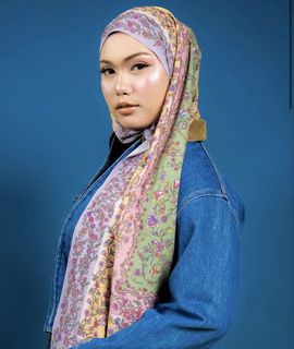 (Category: ) located in . Submitted by rollmywardrobe (Listing ID 1455823557, Image 1). Description: .