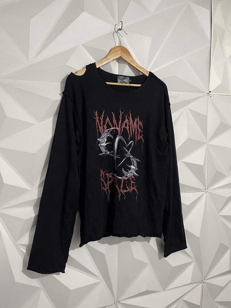 Y2k Inspired long-sleeve tee features a distressed collar cut-out (Category: Coats, Jackets and Outerwear) located in Cabuyao City. Submitted by ParadisethriftedPh (Listing ID 1455850219, Image 2). Description: Cr: 9.5/10 Dimensions W: 21 L: 27.