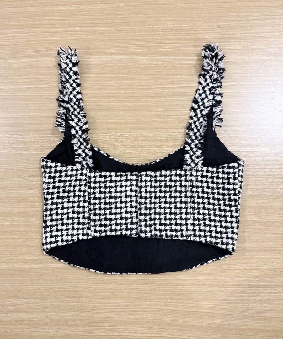 ZARA Black & White Houndstooth Corset Crop Top (Category: Sleeveless) located in Marikina City. Submitted by velune (Listing ID 1455844332, Image 2). Description: ✨ ZARA Black & White Houndstooth Corset Crop Top Price: ₱250 • Size XS • Frayed strap details • White shirt NOT included 📍 Location: Marikina 🚗 Meet-up / delivery.