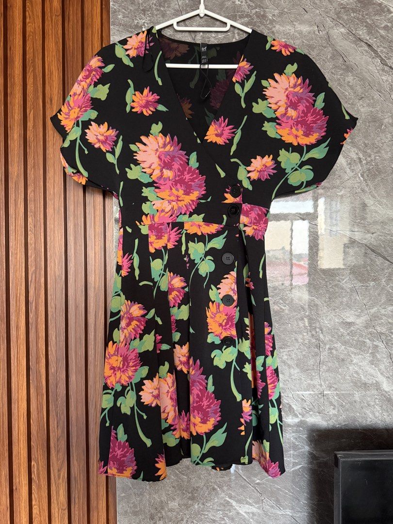 ZARA Floral Dress (Category: Dresses) located in Marikina City. Submitted by declutter_keni24 (Listing ID 1455768162, Image 2). Description: Very nice vibrant Zara Floral Dress💕 Best fit for petite girls.