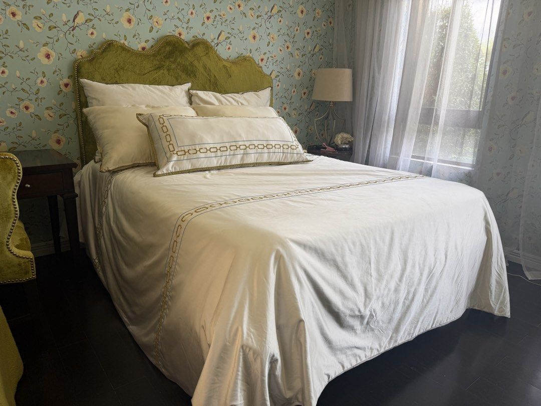 ✨ BED FRAME + MATTRESS SET WITH PILLOWS — ₱25,000 ✨ (Category: Bed Frames & Mattresses) located in Las Pinas. Submitted by tsdivinagracia (Listing ID 1455901115, Image 1). Description: Beautiful premium bed set from a model house! 💚 NEVER USED — DISPLAY ONLY This bed was only used for staging in a model house and was never slept on. In excellent, like-new condition. INCLUDES: • Elegant upholstered bed frame • Mattress • Pillows/decorative cushio