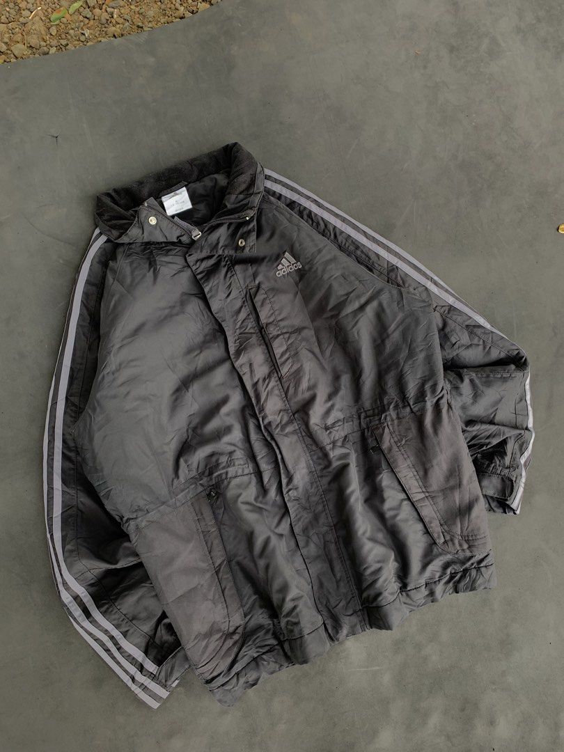 Adidas Black Jacket with 3 Stripes (Category: Coats, Jackets and Outerwear) located in Valencia. Submitted by davehandpicked (Listing ID 1456011972, Image 1). Description: - Classic black Adidas jacket - Iconic three stripes on sleeves - Zip-up front - Convenient pockets - Soft-lined collar for comfort - Ideal for everyday wear or sports activities -PUFFER JACKET MENS.
