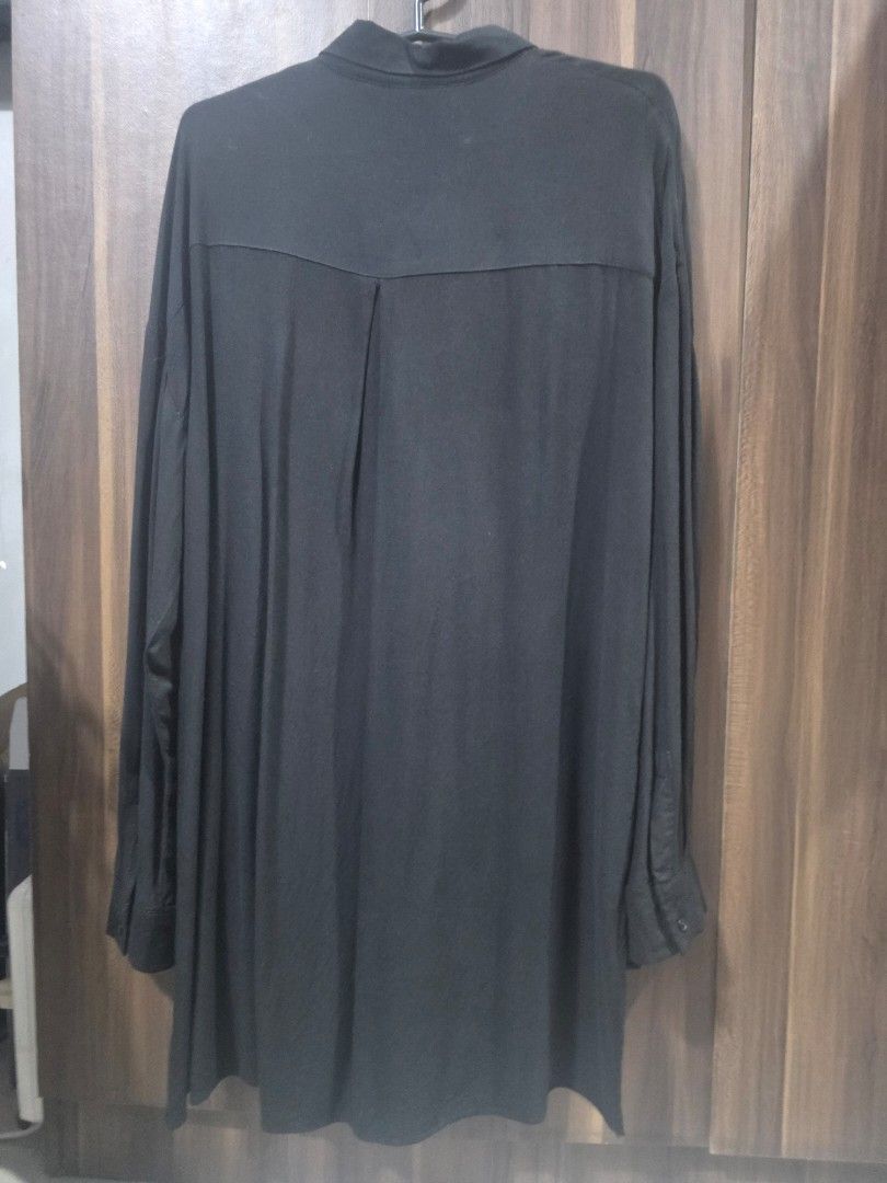 Alcott Black long back button down polo Size S (Category: Longsleeves) located in Taytay. Submitted by chi.locker (Listing ID 1455867427, Image 3). Description: oversized polo long back - for 5' height, covers until thigh with front pocker.