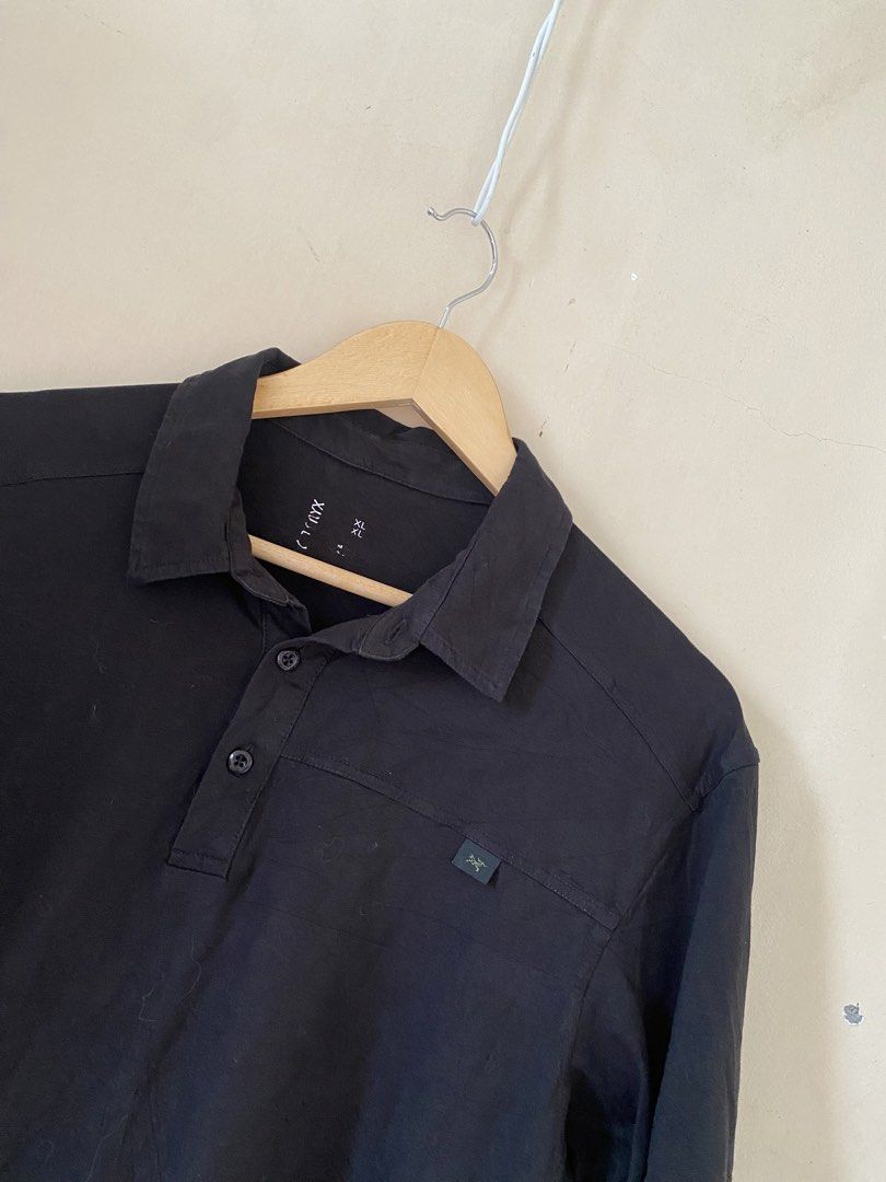 Arc’teryx polo shirt black (Category: Tshirts & Polo Shirts ) located in Bocaue. Submitted by pards23 (Listing ID 1455936626, Image 3). Description: Fit to large to xl Dimes W23.5 L29 Color rate 9.5/10 Condition Goods Needwash Issue : print tag nasa pic na .