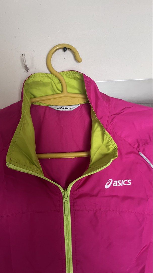 ASICS Windbreaker Jacket-Medium (Category: Activewear) located in Manila. Submitted by dayclutter (Listing ID 1455899860, Image 3). Description: May fade lang ung tatak sa likod (5th image) over all in good condition. *color may vary due to lighting .
