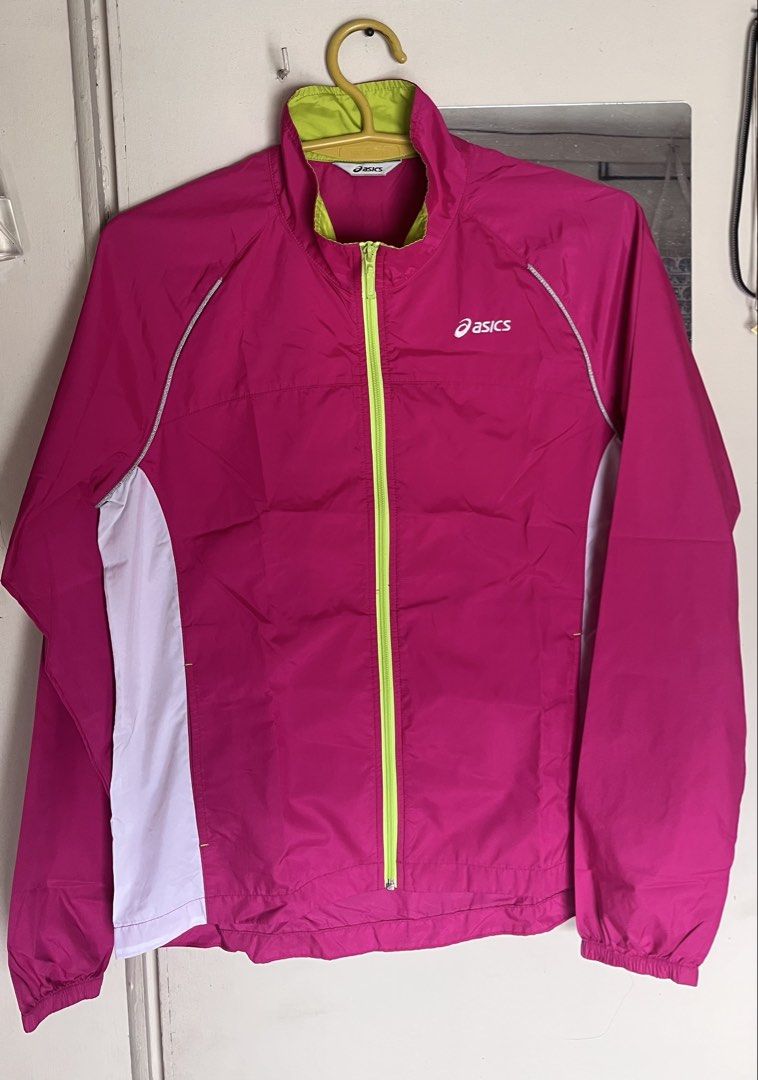 ASICS Windbreaker Jacket-Medium (Category: Activewear) located in Manila. Submitted by dayclutter (Listing ID 1455899860, Image 2). Description: May fade lang ung tatak sa likod (5th image) over all in good condition. *color may vary due to lighting .