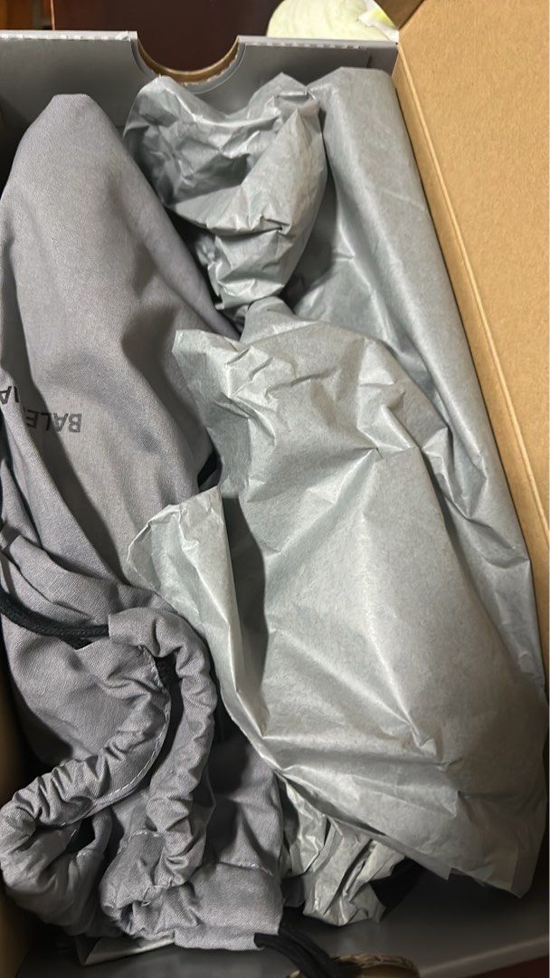 Authentic (Category: Sneakers & Footwear) located in Singapore. Submitted by happystone.3299c9 (Listing ID 1455956978, Image 3). Description: Authentic .