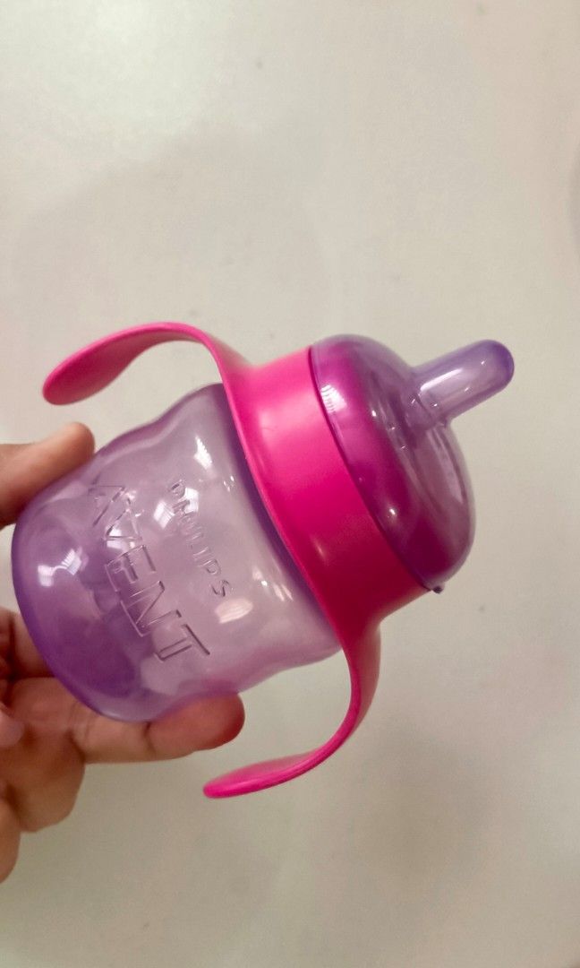 avent sippy cup (Category: Weaning & Toddler Feeding) located in Cavite. Submitted by chuvaness (Listing ID 1455939415, Image 3). Description: og avent sippy cup ... super cute nyan tapos dyan natuto baby ko agad mag sip handy dn sya pra sa mga baby saglit lng ngamit yan kc bumili nko malaki agad... 200 nlng po... no issue walang scratches yan.. good as new..800+ pa yan sa orange apps.