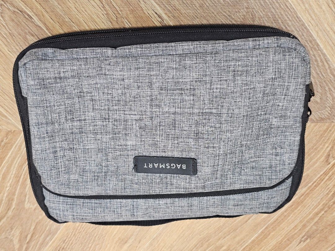 BAGSMART Grey Travel Organizer (Category: Purses & Pouches) located in Paranaque City. Submitted by rhodalietagle (Listing ID 1456023413, Image 2). Description: - Main compartment for all your essentials. - Convenient front pocket for quick access. - Secure zip closure to keep items safe. - Durable fabric construction for long-lasting use. - Designed for easy packing and effortless carrying..