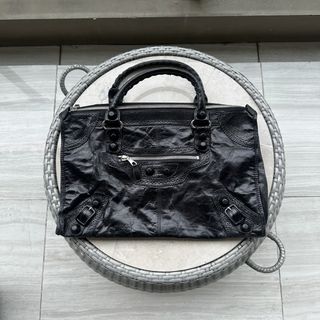 (Category: ) located in . Submitted by chic.botique (Listing ID 1455971936, Image 1). Description: .