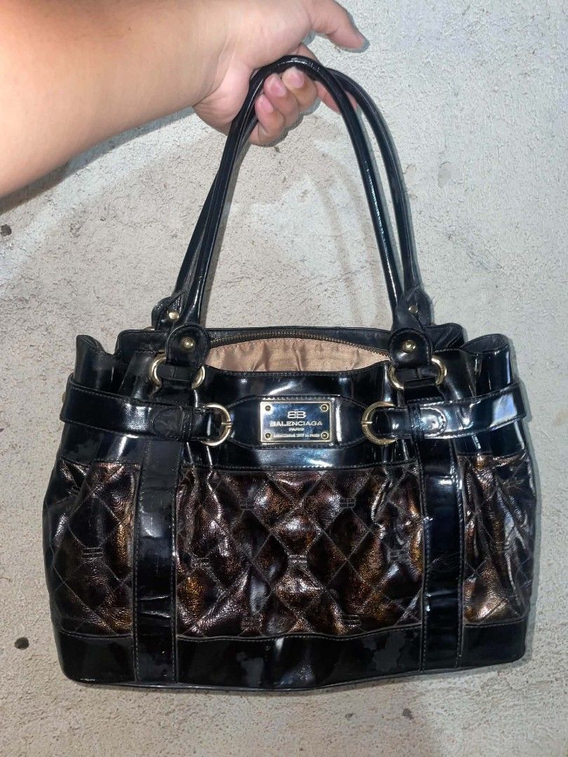 Balenciaga hand bag (Category: Luxury Bags & Wallets) located in Lapu Lapu. Submitted by jc.happyburdagol (Listing ID 1455902401, Image 1). Description: Minimal issue Pm mga boss.