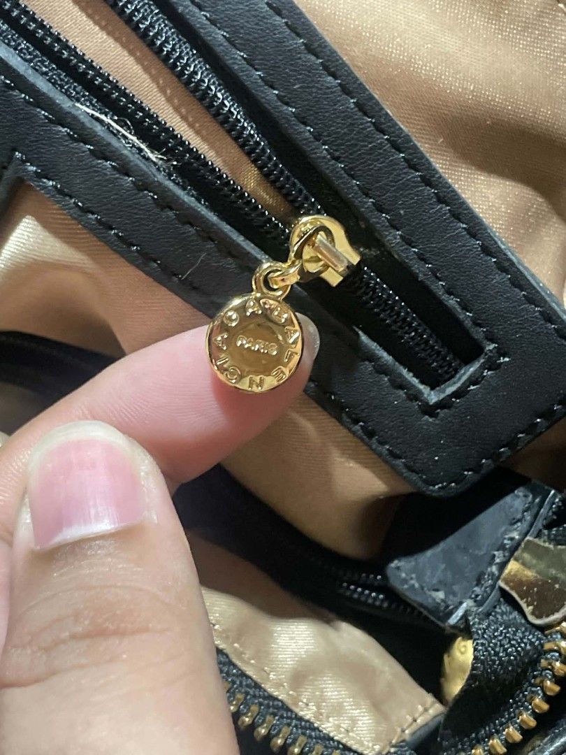 Balenciaga hand bag (Category: Luxury Bags & Wallets) located in Lapu Lapu. Submitted by jc.happyburdagol (Listing ID 1455902401, Image 3). Description: Minimal issue Pm mga boss.