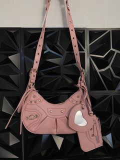 (Category: ) located in . Submitted by balenciaga_apparel01 (Listing ID 1455940290, Image 1). Description: .