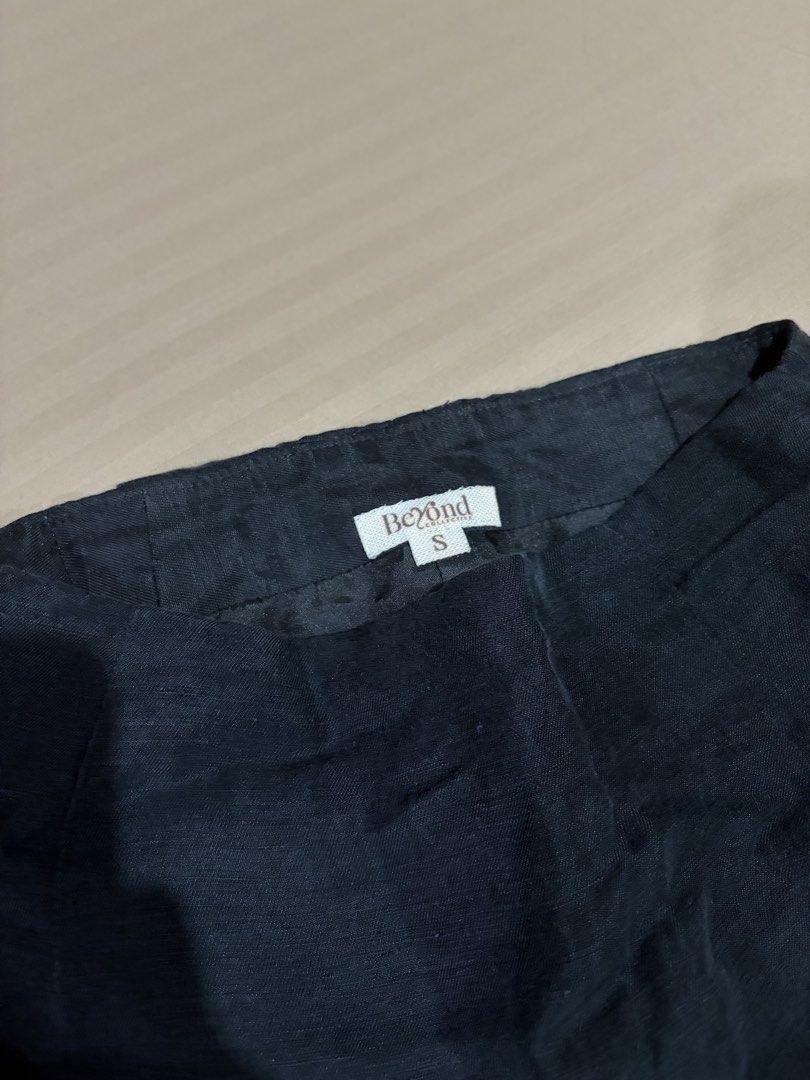 Beyond Collective Black Linen Mini Skirt (Category: Skirts) located in Antipolo. Submitted by pinkktopaz (Listing ID 1456033778, Image 2). Description: Small on tag, fits XS-S 24-25 waistline Mint condition like new, just needs ironing.