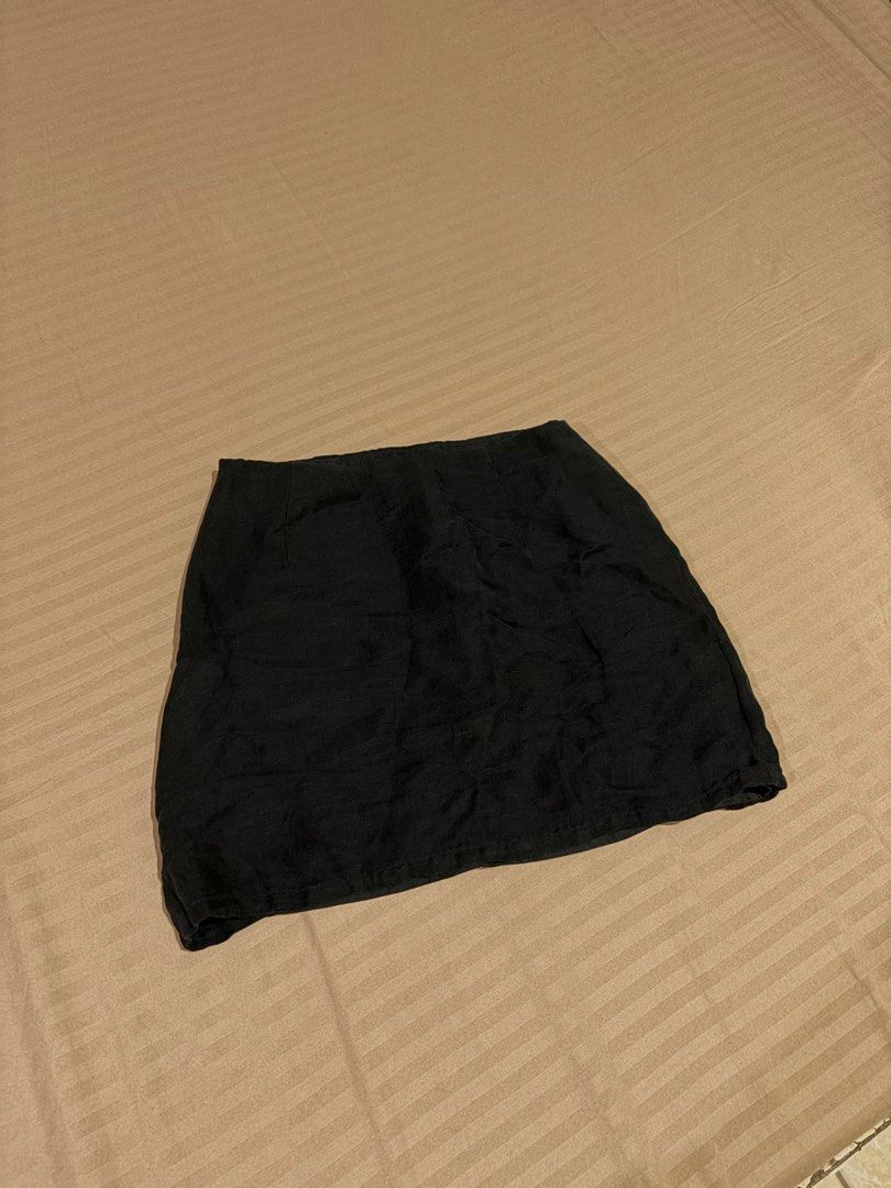 Beyond Collective Black Linen Mini Skirt (Category: Skirts) located in Antipolo. Submitted by pinkktopaz (Listing ID 1456033778, Image 1). Description: Small on tag, fits XS-S 24-25 waistline Mint condition like new, just needs ironing.