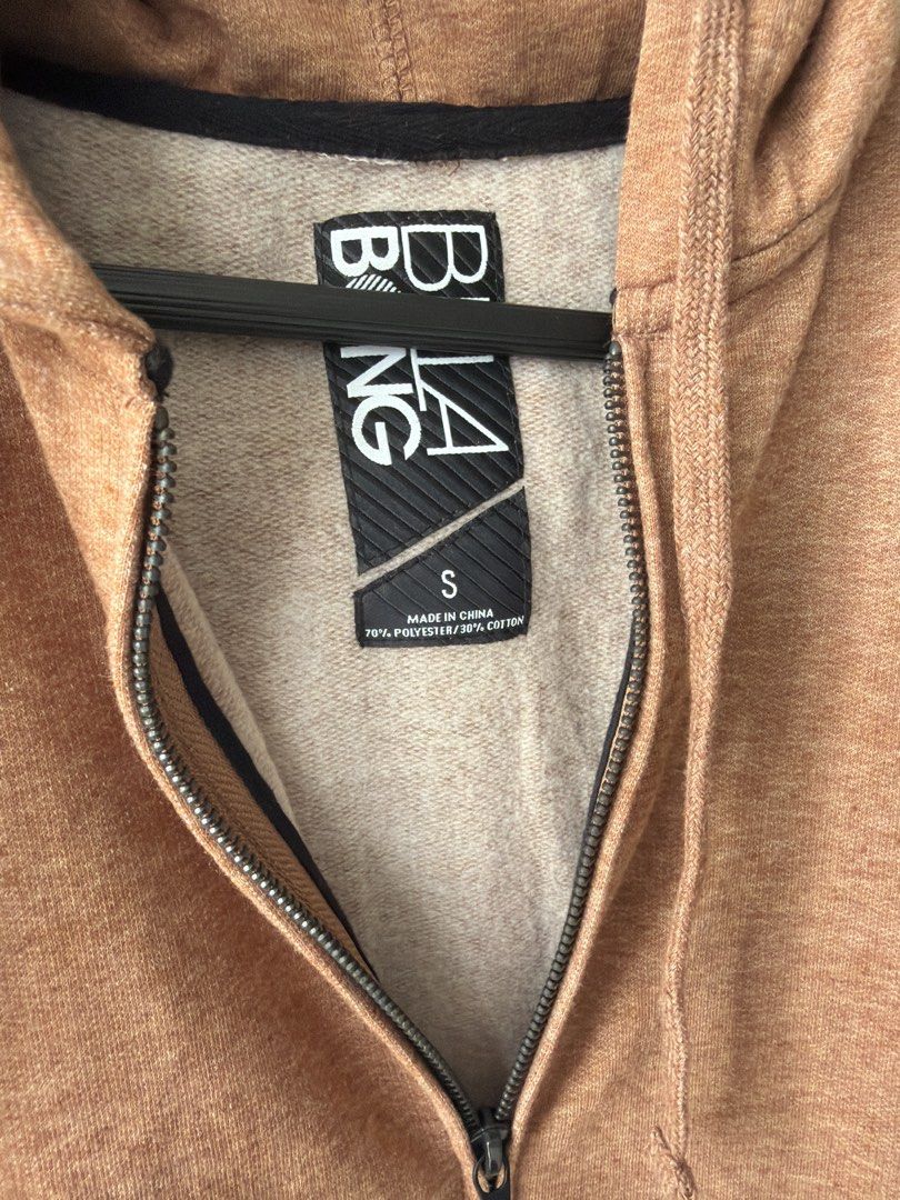 Billabong Zip-Up Hoodie Size S (Category: Coats, Jackets and Outerwear) located in Makati City. Submitted by cheapipie (Listing ID 1455901723, Image 3). Description: - BNWOT Brown heathered Billabong zip-up hoodie - Material: 70% Polyester, 30% Cotton (check label for details) - Features: Front zip closure, two front pockets, drawstring hood - Ideal for: Casual wear.