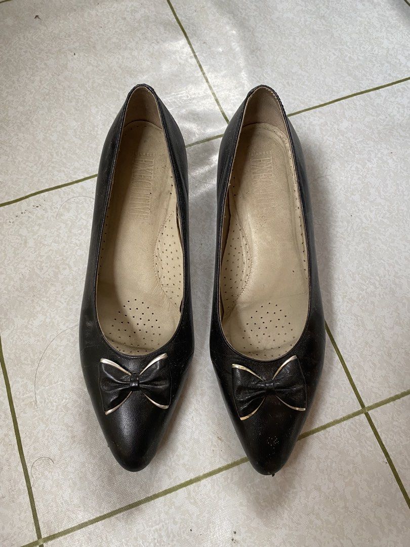Black shoes (Category: Heels) located in Tanauan. Submitted by rie098 (Listing ID 1455884699, Image 2). Description: - Black shoes - Perfect for school - Issue: heels, need to be fix Orig price: 1,495 worn twice.