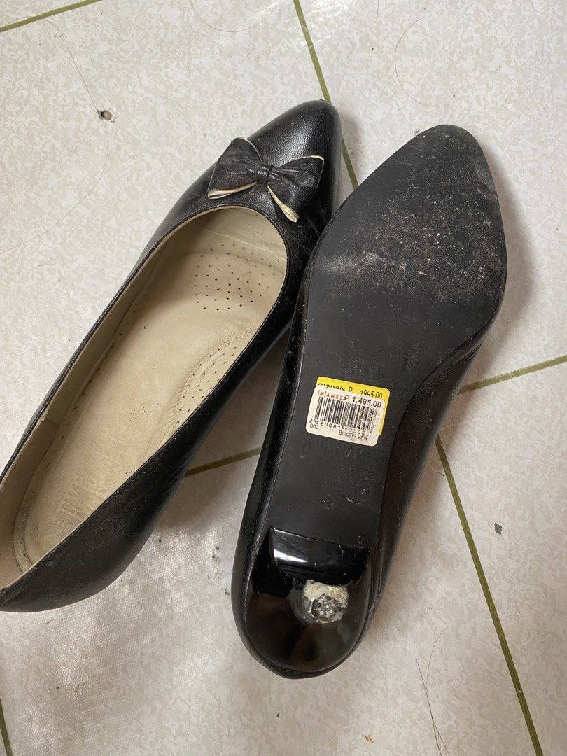 Black shoes (Category: Heels) located in Tanauan. Submitted by rie098 (Listing ID 1455884699, Image 3). Description: - Black shoes - Perfect for school - Issue: heels, need to be fix Orig price: 1,495 worn twice.