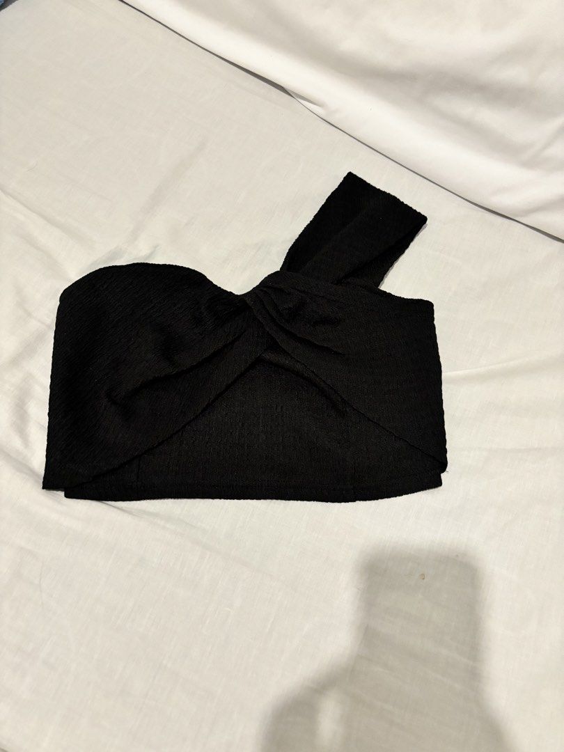 Black Twist Front Tube Top (Category: Sleeveless) located in Quezon City. Submitted by __declutterwithme (Listing ID 1455970958, Image 1). Description: - Unique front twist detail - Versatile for dressing up or down - Easily pairs with skirts or pants.