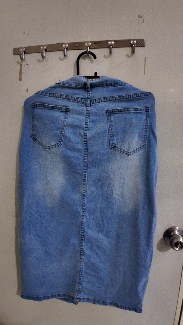 Blue Denim Midi Skirt with Front Slit (Category: Skirts) located in Malabon City. Submitted by jhensengo (Listing ID 1456015841, Image 2). Description: - Classic blue denim midi skirt - Front slit for easy movement - Two back pockets and two front pockets - Button and zip closure - Versatile for casual outfits - Pairs well with tops and sneakers.