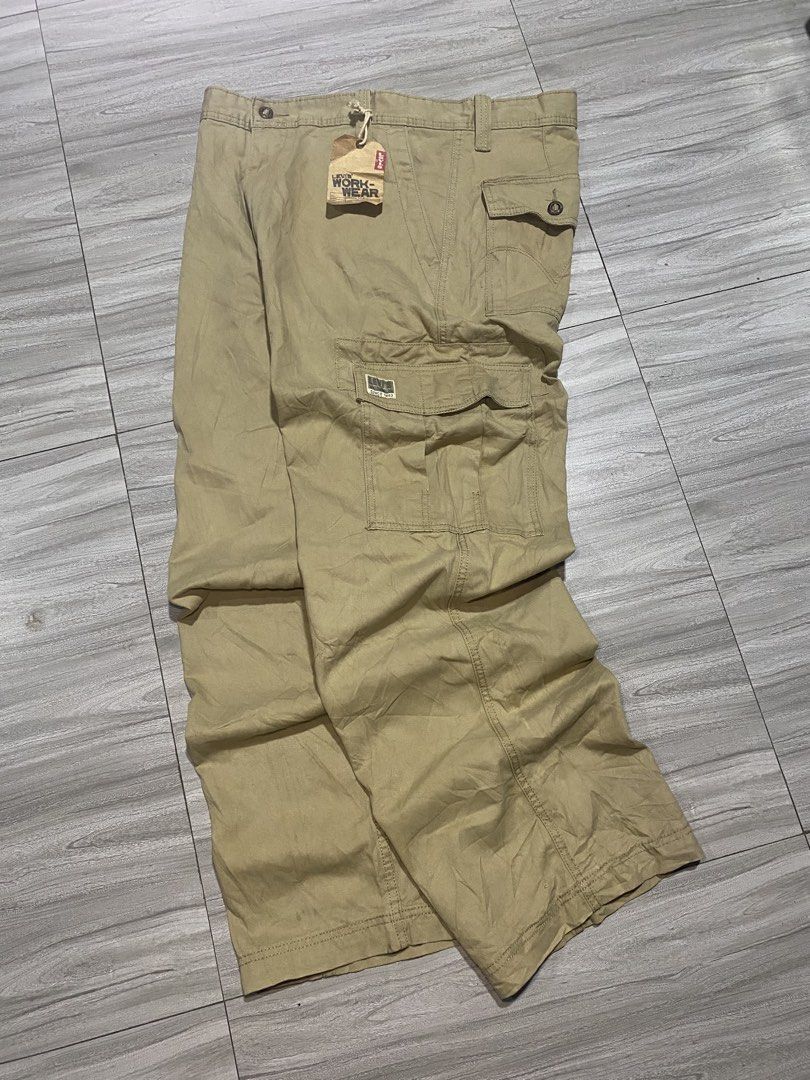 Brand new Levi’s Workwear cargo pants (Category: Jeans) located in Bacolod City. Submitted by bnta_bounce (Listing ID 1455988985, Image 1). Description: Flaws: see last 3 photos/needs wash Length 43 Waist 36 Hem 11.
