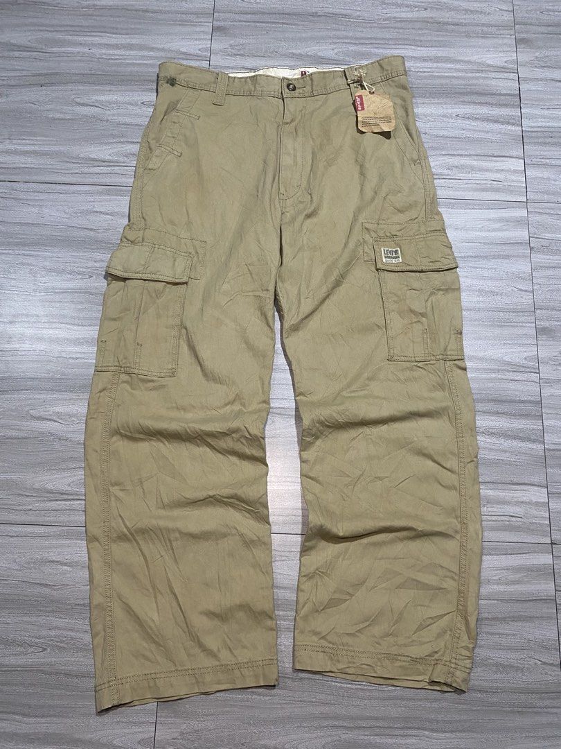 Brand new Levi’s Workwear cargo pants (Category: Jeans) located in Bacolod City. Submitted by bnta_bounce (Listing ID 1455988985, Image 2). Description: Flaws: see last 3 photos/needs wash Length 43 Waist 36 Hem 11.