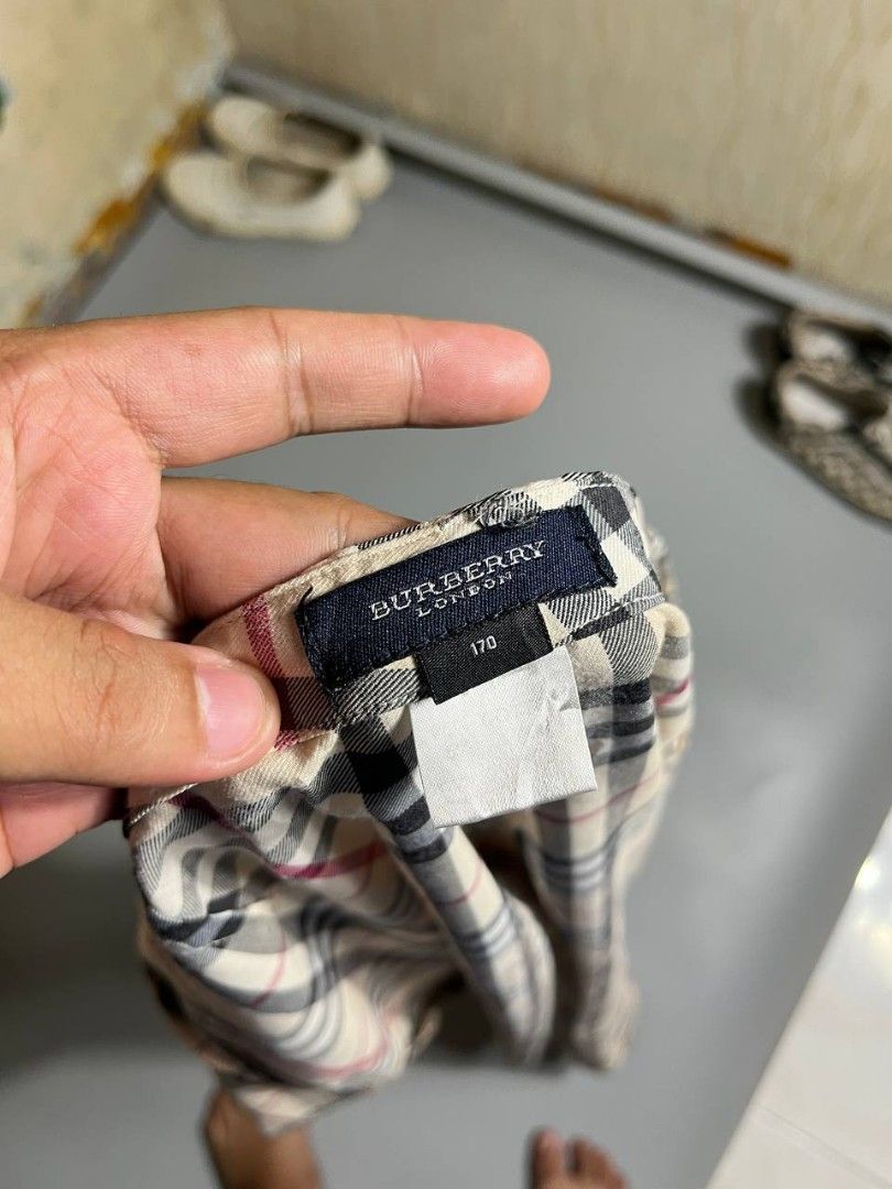 Burberry London Nova Check Pants (Category: Other Bottoms) located in Lucena. Submitted by sth.archvl (Listing ID 1455902573, Image 3). Description: Good condition Size 30 Measurements Waist: 16 inches Length 35 inches .