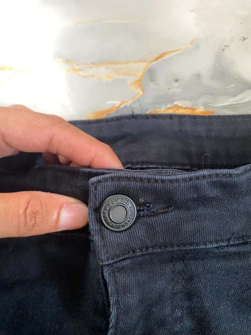 Caterpillar CAT Workwear Pants 32x30 Black Cotton Elastane (Category: Jeans) located in Trinidad. Submitted by thrifter1997 (Listing ID 1455868917, Image 2). Description: -Dimes( 32-34Wx38L) -Colorate & Condition (9.5/10) -Need wash - Authentic Caterpillar Work Pants - Size: 32x30 - Material: 98% Cotton, 2% Elastane for comfort and durability - Features: Reinforced knee panels for extra toughness - Pockets: Multiple for convenient storage - Closu