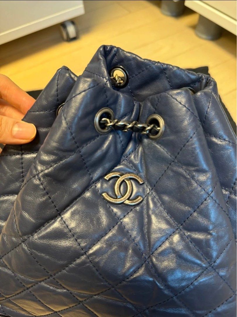 CHANEL Gabrielle Small Backpack – Navy Blue / Black （分類：手袋及銀包）位於 Hong Kong。 由 yjyj21 提交（商品編號 1456011000，圖片 2）。簡介： CHANEL Gabrielle Small Backpack – Navy Blue / Black CHANEL Gabrielle Small Backpack in navy blue quilted leather with a black leather base and signature mixed-metal chain straps. Beautiful and versatile design that can be worn as a backpack or styled in different ways. Good pre-owned condition overall. The leather body, corners and ch